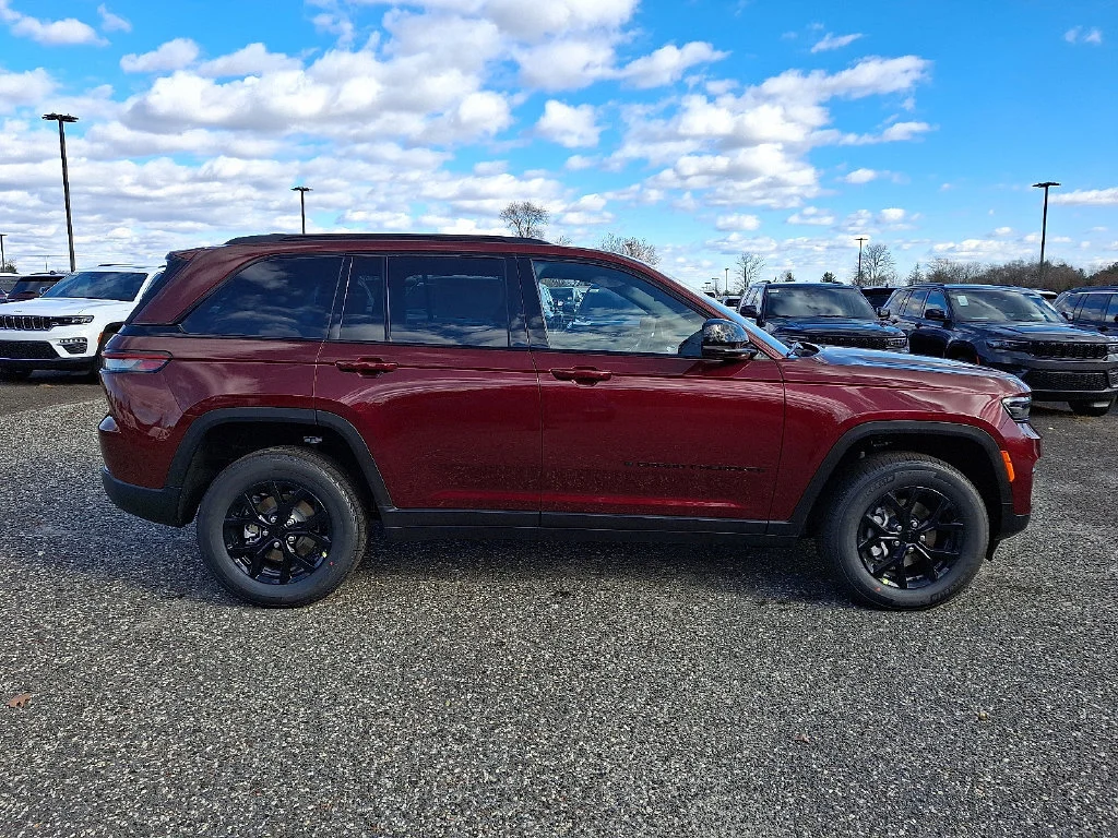 New 2025 Velvet Red Pearl-Coat Exterior Paint Jeep Altitude X image 9