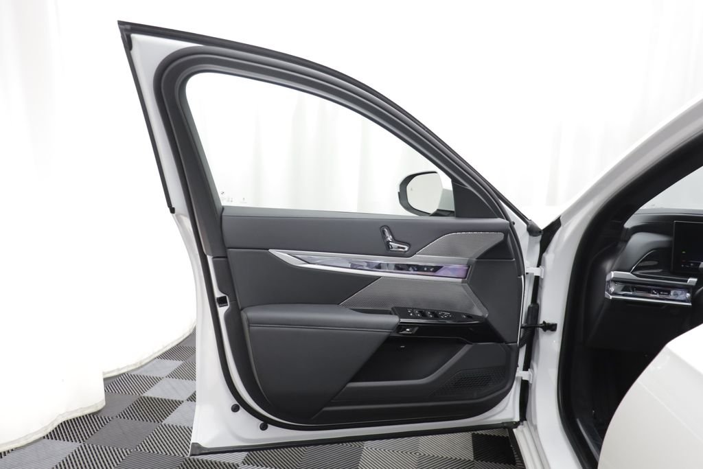 New 2026 Mineral White Metallic BMW 740i xDrive image 5