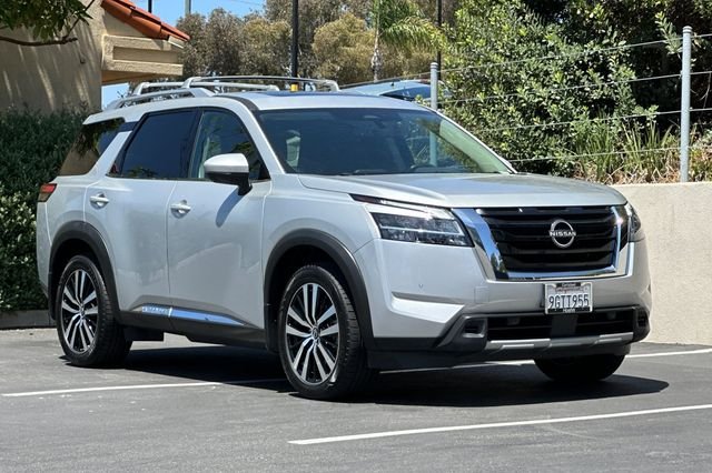 Used 2023 Silver Nissan Platinum image 7
