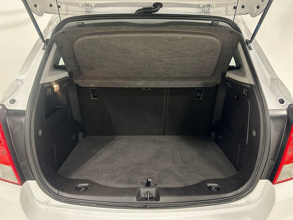 Used 2019 SUMMIT WHITE Chevrolet LS image 5