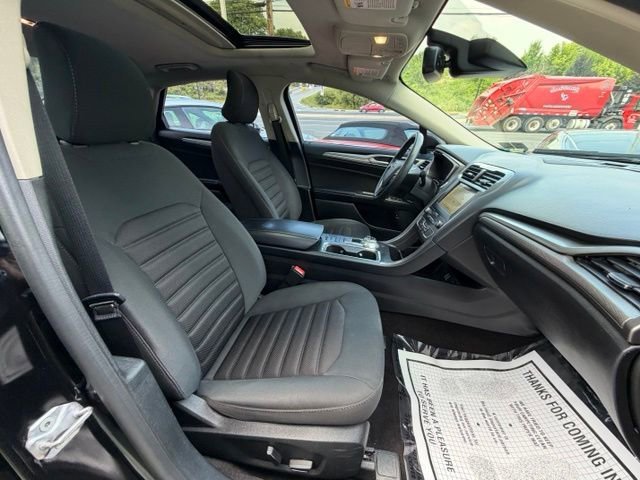 Used 2019 Black Ford SE image 37