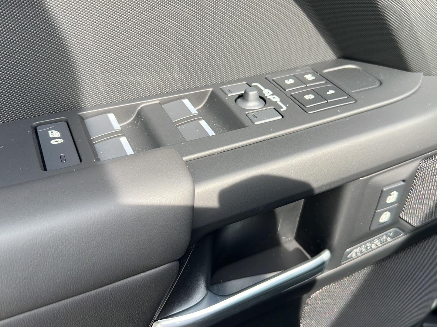 2026 Land Rover Defender X-Dynamic SE - Photo 25