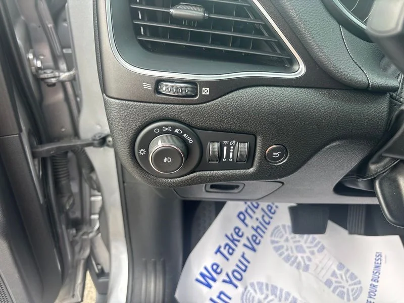 Used 2022 Silver Jeep Trailhawk image 29