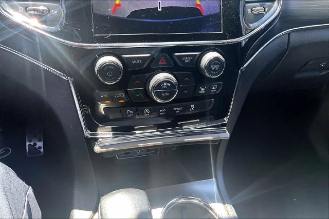 Used 2019 Diamond Black Jeep Limited image 33