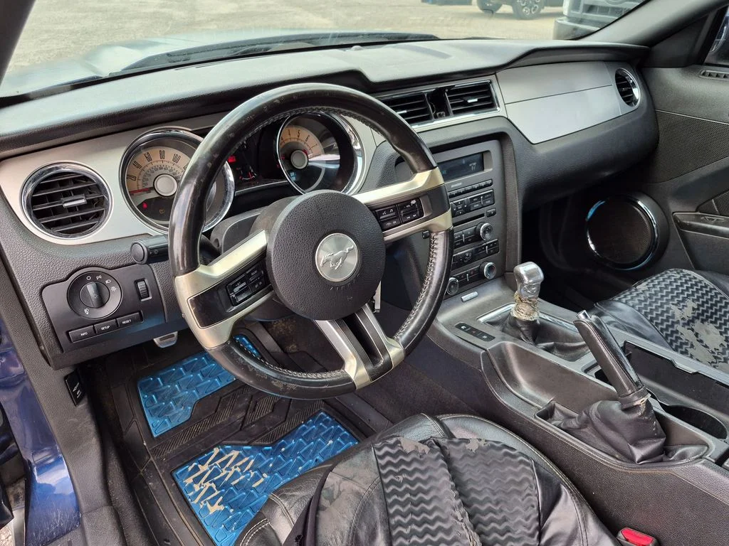 Used 2010  Ford GT Premium image 21