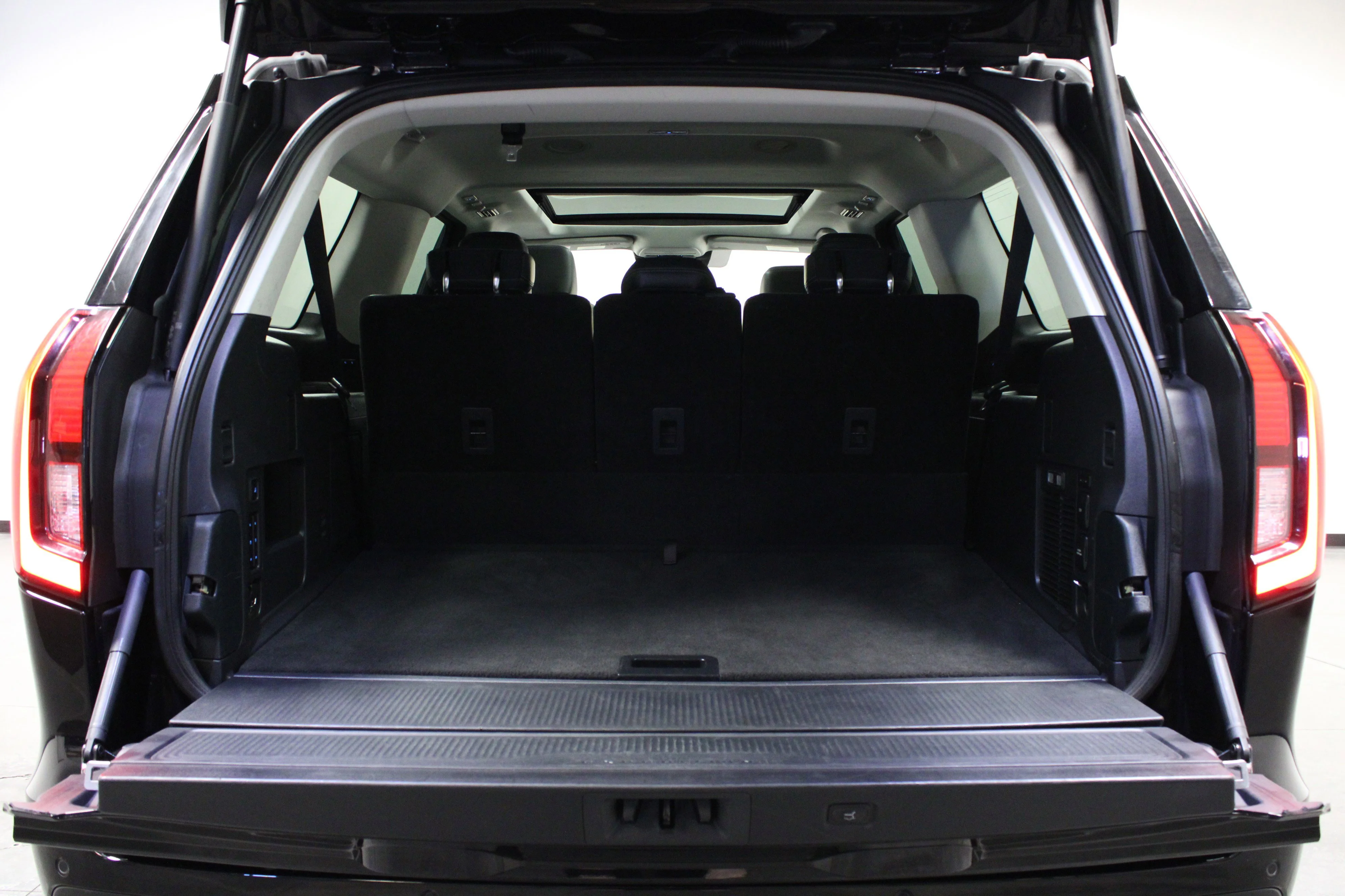 Used 2025 Black Metallic Ford Platinum image 15