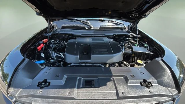 Used 2022  Land Rover SE image 33