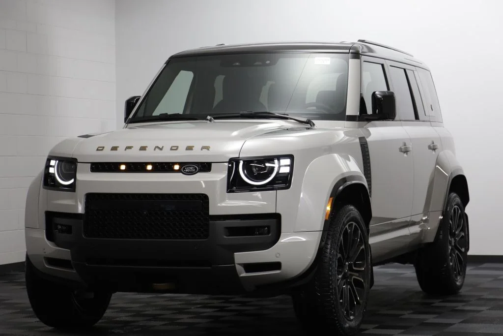 2026 Land Rover Defender 110 OCTA P635's photo
