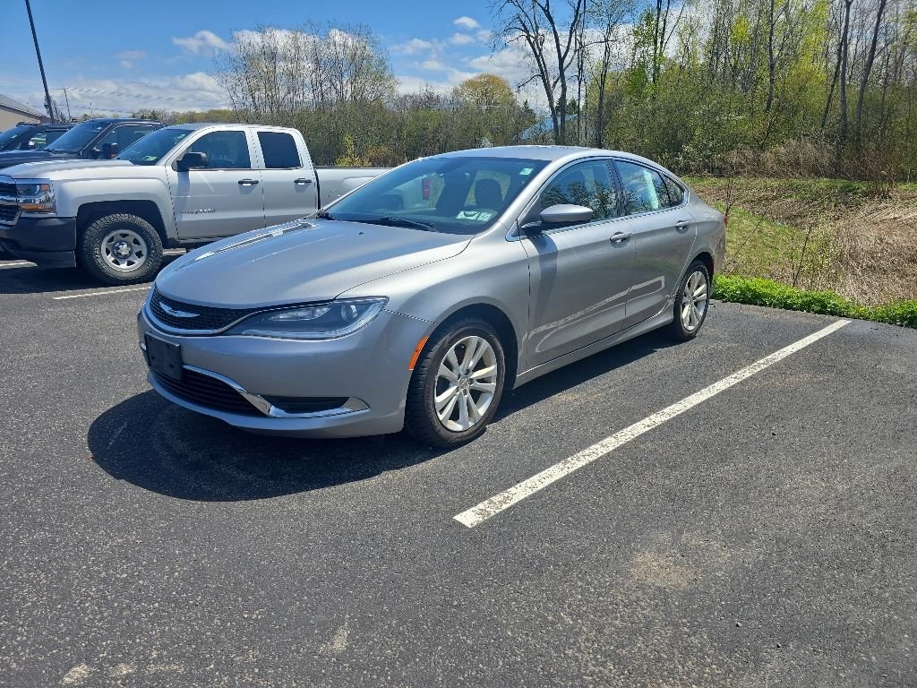 Used 2015 Silver Chrysler Limited image 3