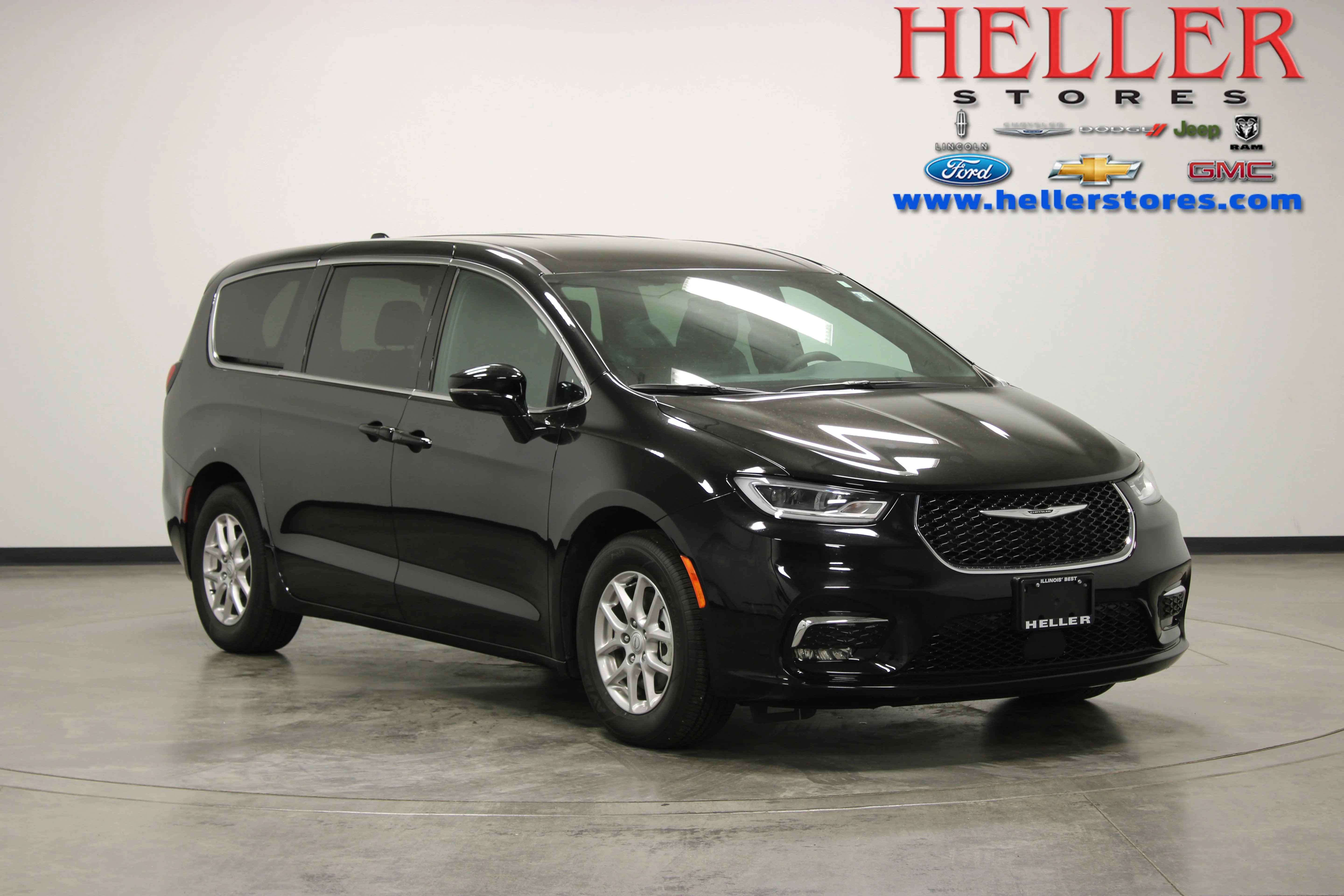 2025 Chrysler Pacifica Select's photo