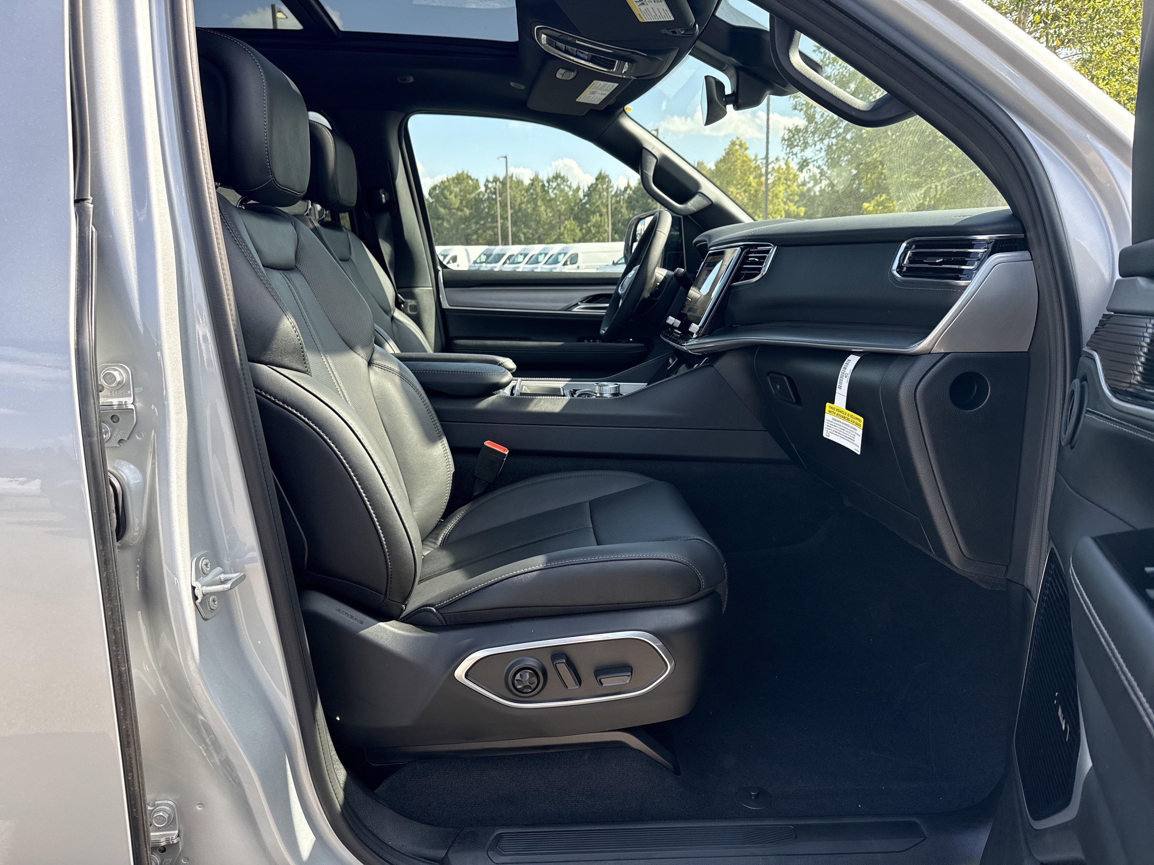 New 2026 Silver-Zynith Exterior Paint Jeep Limited Reserve image 15