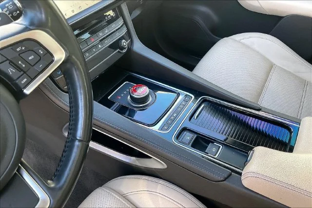 Used 2019 Blue Jaguar 25t Prestige image 14