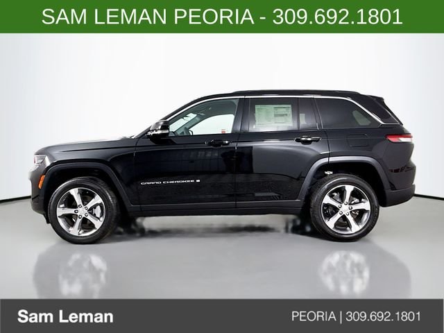 New 2025 Diamond Black Crystal Pearl-Coat Exterior Paint Jeep Limited image 4