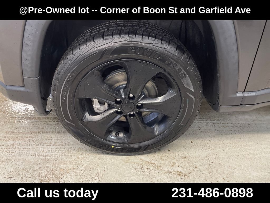 Used 2021 Gray Jeep Latitude image 5