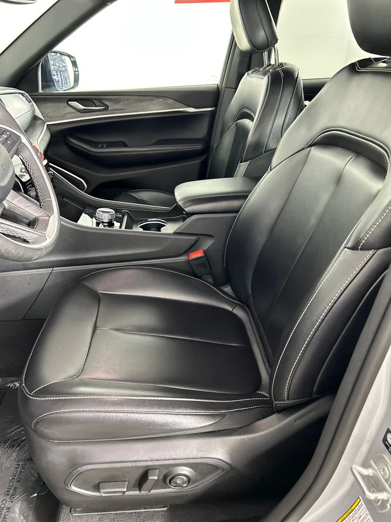 Used 2024 Silver Jeep 4xe image 12