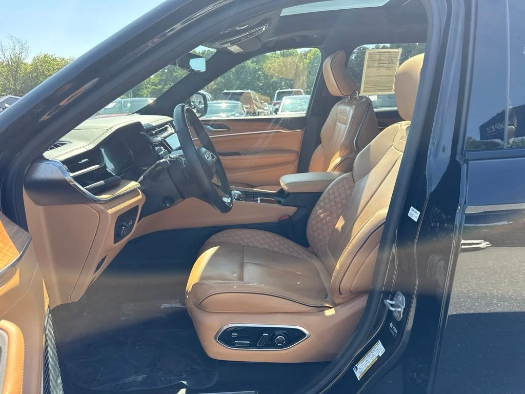 Used 2025 Black Jeep Summit image 9
