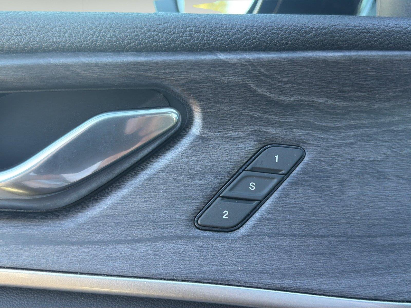 Used 2025  Jeep Limited image 30