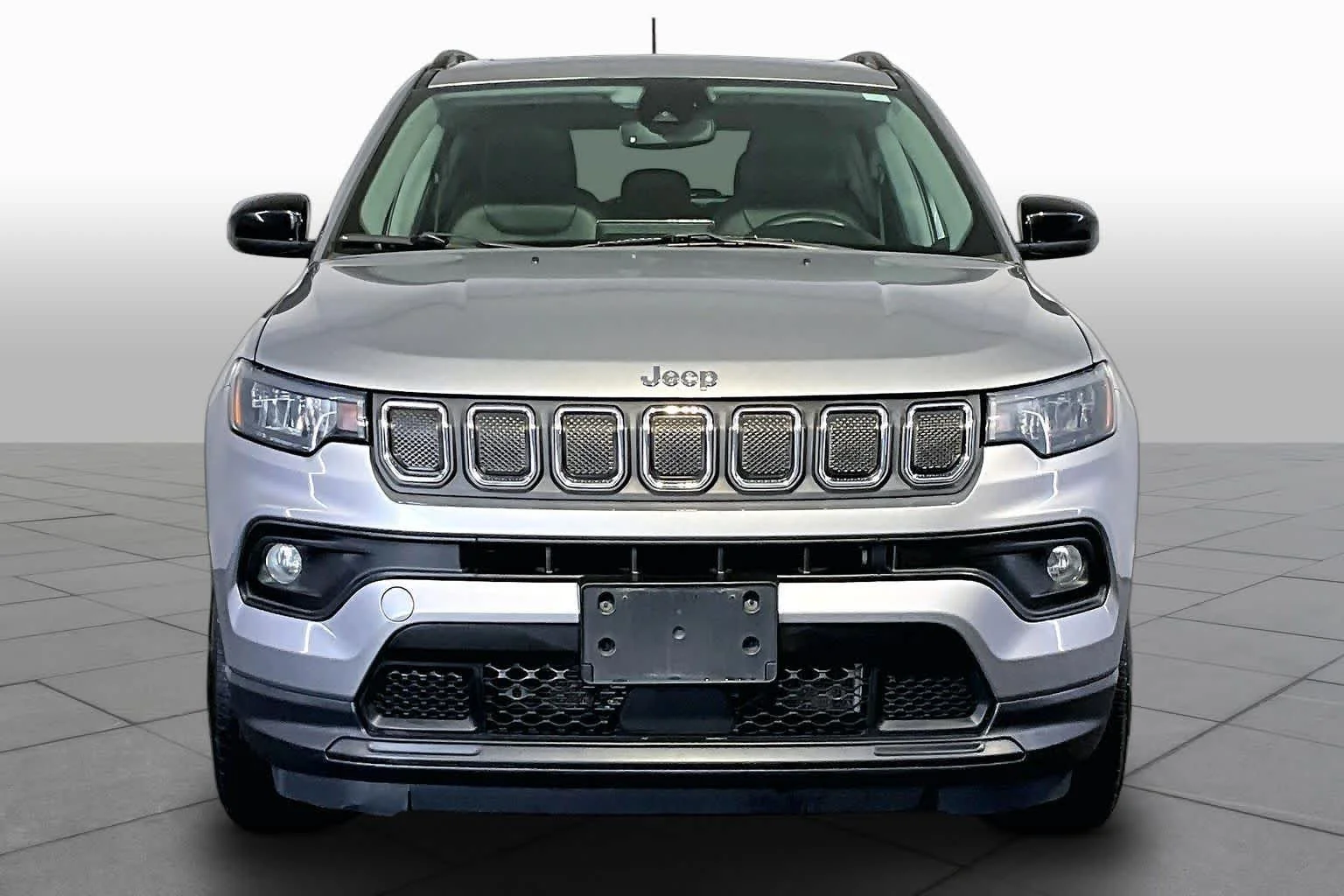 Used 2022 Billet Silver Metallic Clearcoat Jeep Latitude image 4