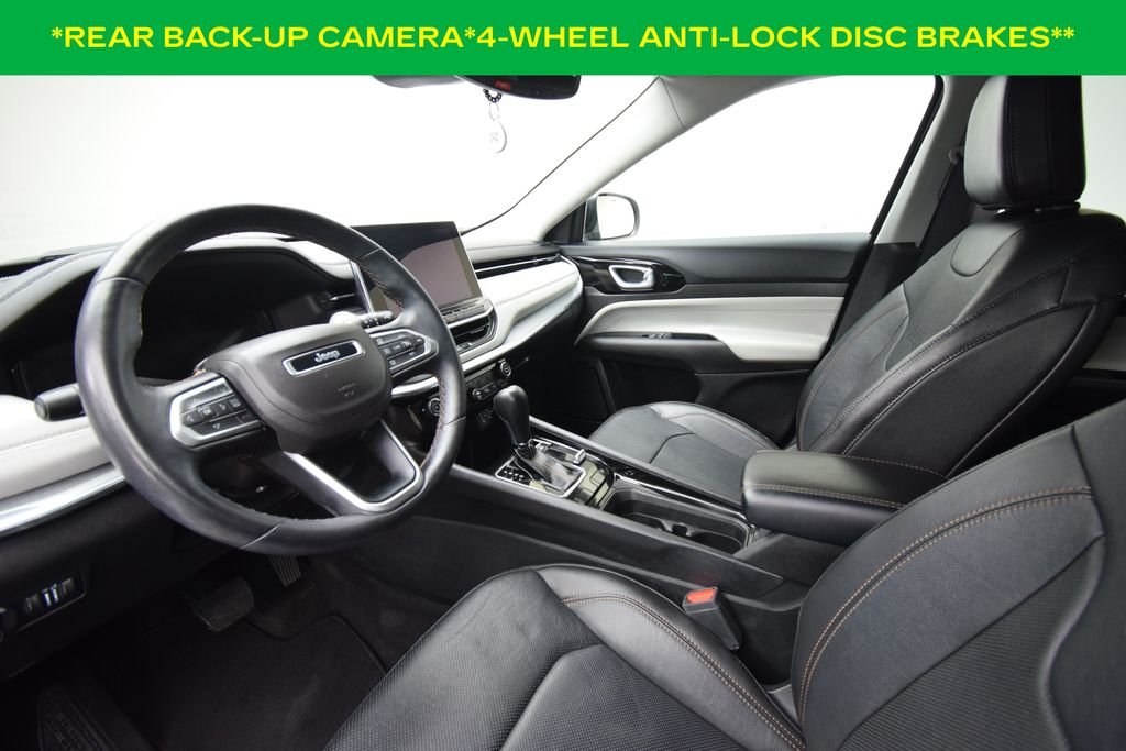 Used 2019 Granite Crystal Metallic Clearcoat Jeep Latitude image 9