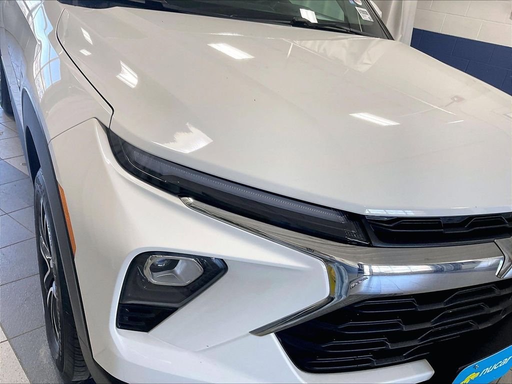 Used 2025 White Chevrolet LT image 32