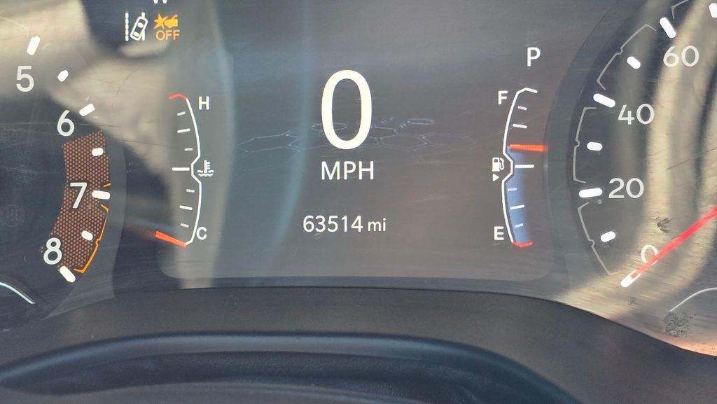 Used 2024 Baltic Gray Metallic Clearcoat Jeep Latitude image 29