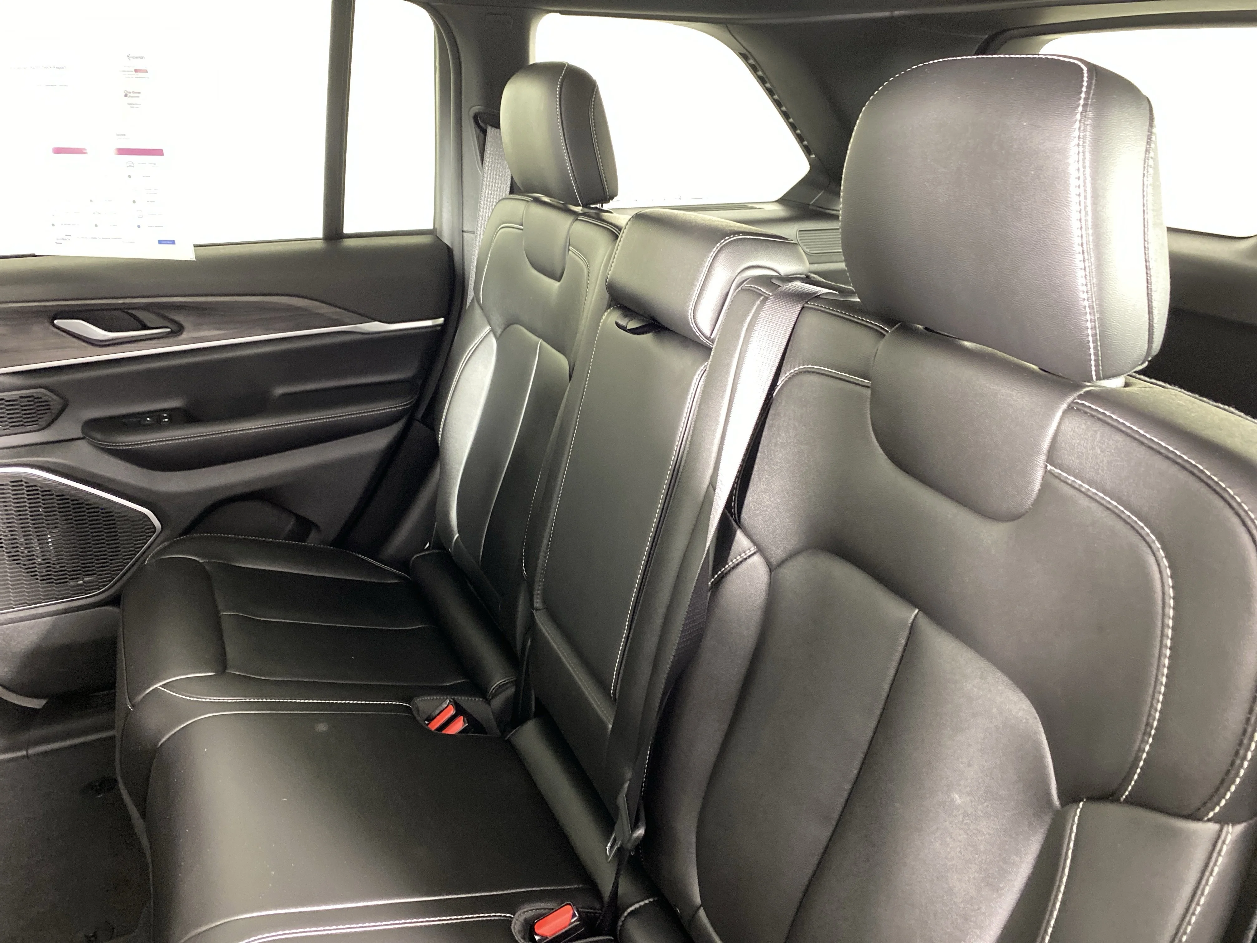 Used 2024 Diamond Black Crystal Pearlcoat Jeep Limited image 33