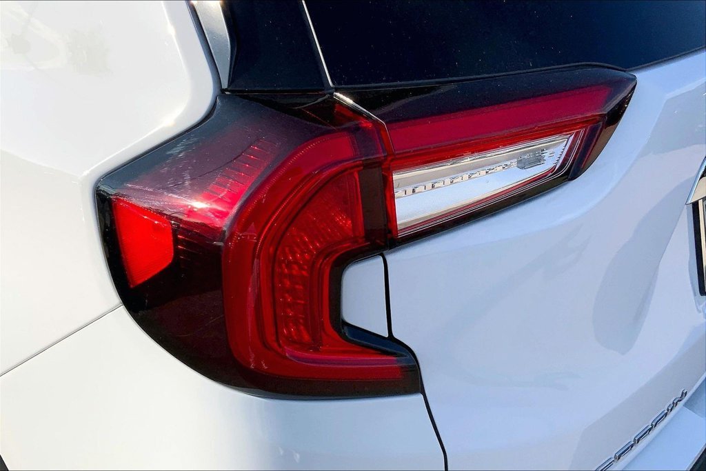 Used 2024 White GMC SLE image 22
