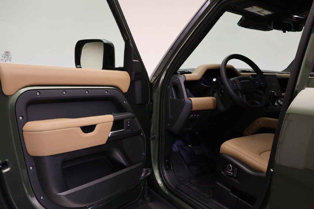 Used 2026 Woolstone Green Metallic Land Rover S image 29