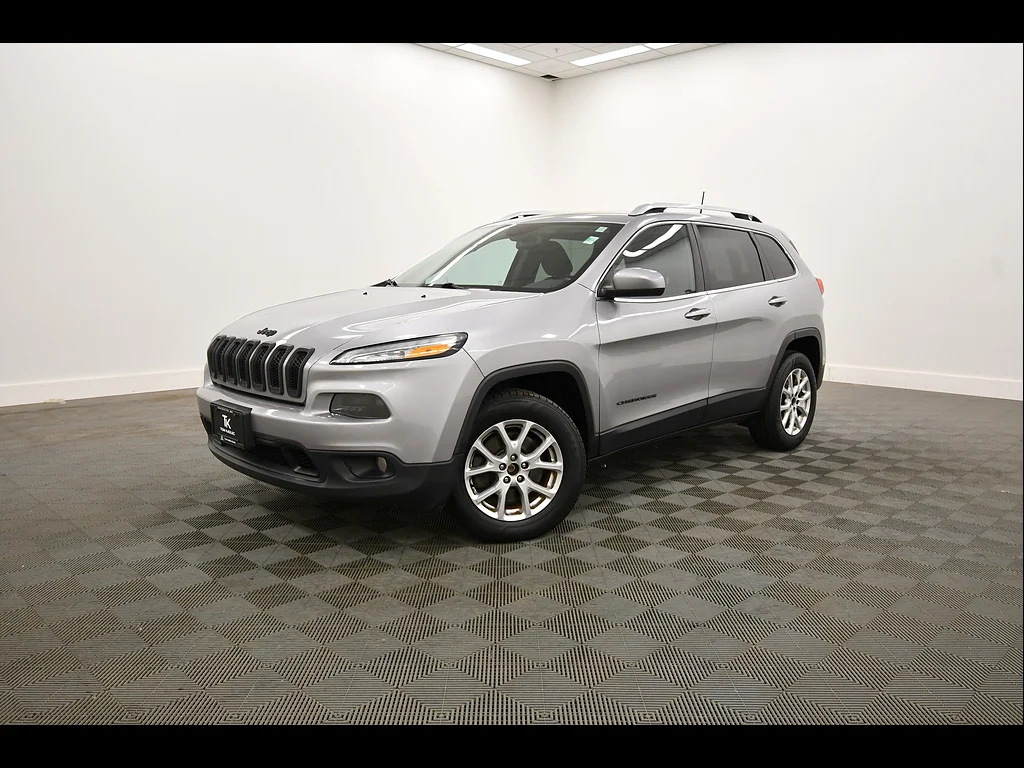 Used 2017 Billet Silver Metallic Clear Coat Jeep Latitude image 2