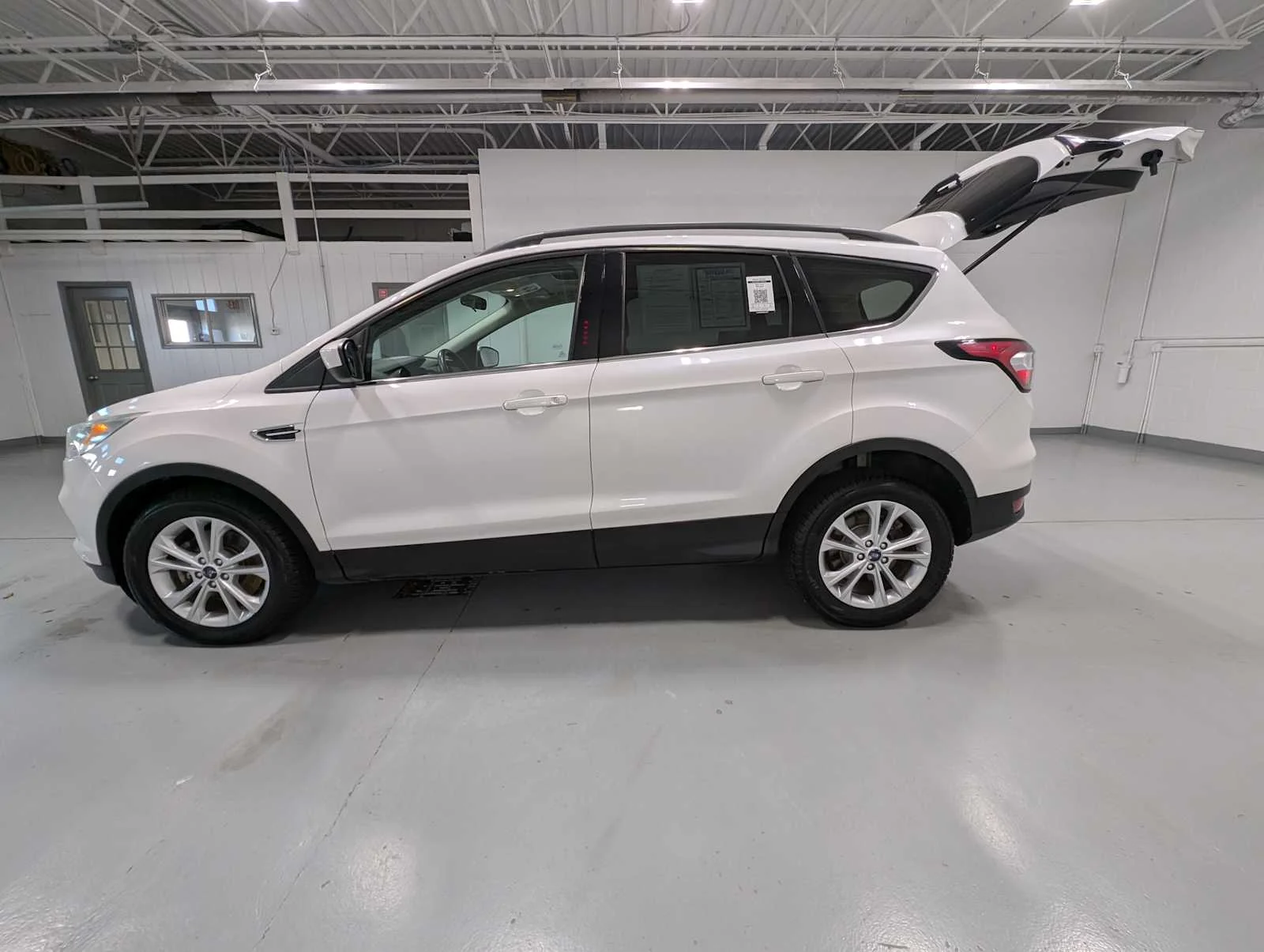 Used 2017 White Platinum Metallic Tri-Coat Ford SE image 12