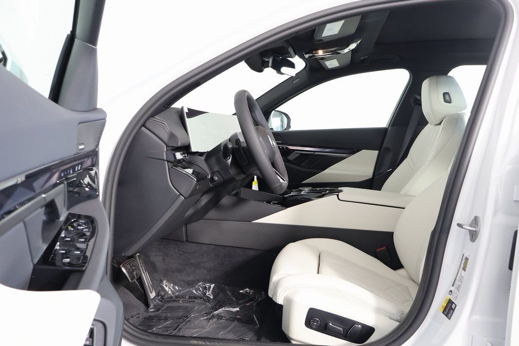 New 2027 Mineral White Metallic BMW 550e xDrive image 5