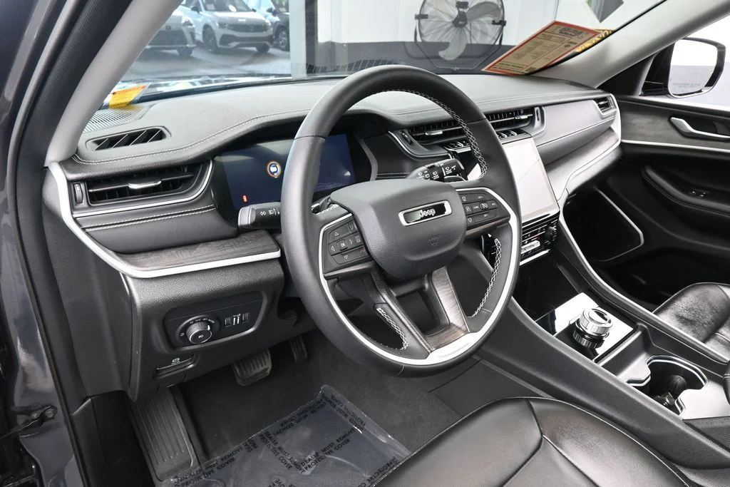 Used 2023 Baltic Gray Metallic Clearcoat Jeep Limited image 9