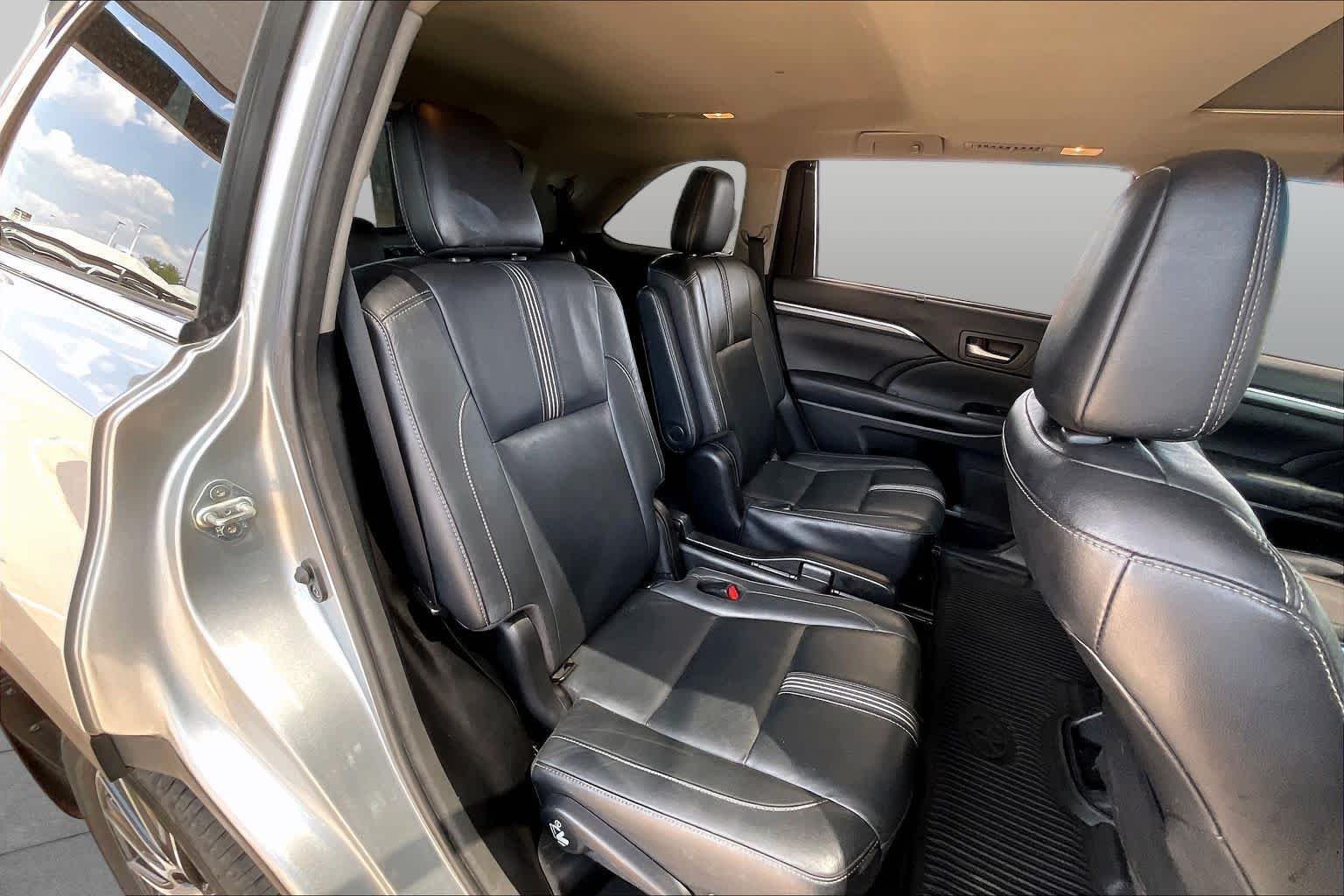 Used 2017 Celestial Silver Metallic Toyota SE image 19