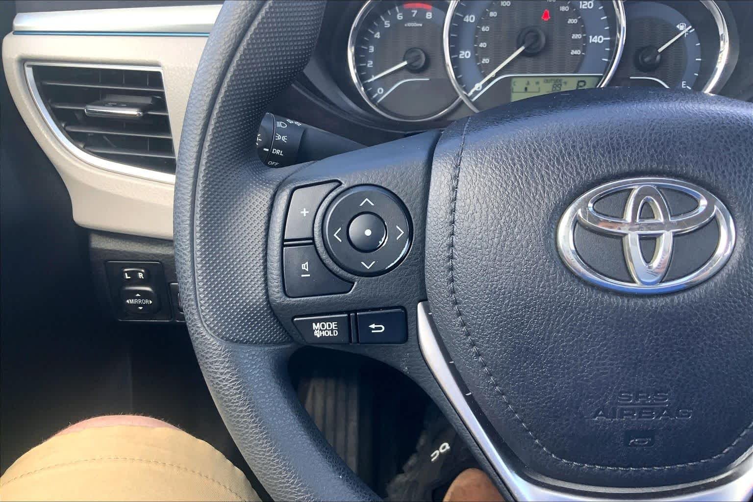 Used 2014 Classic Silver Metallic Toyota LE image 23