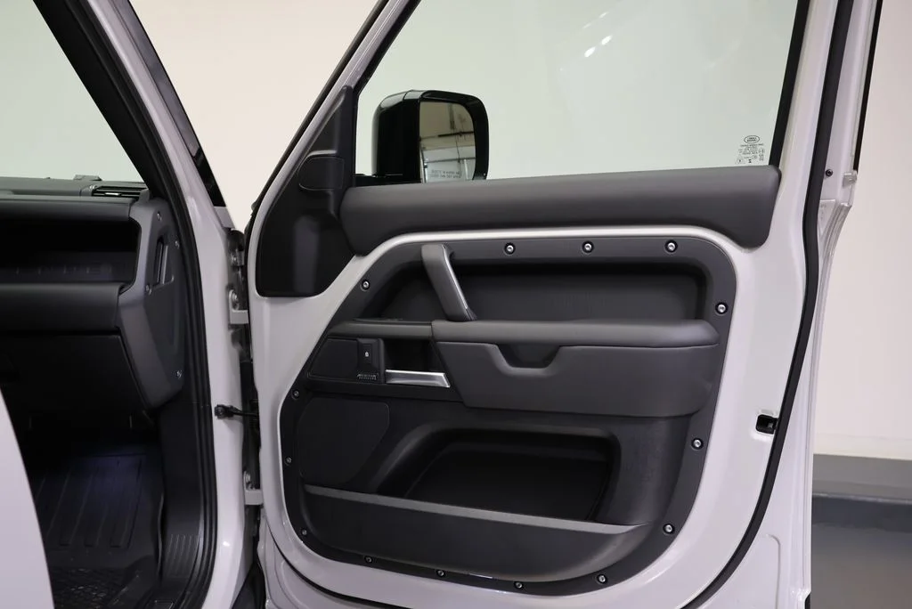 2026 Land Rover Defender X-Dynamic SE - Photo 37