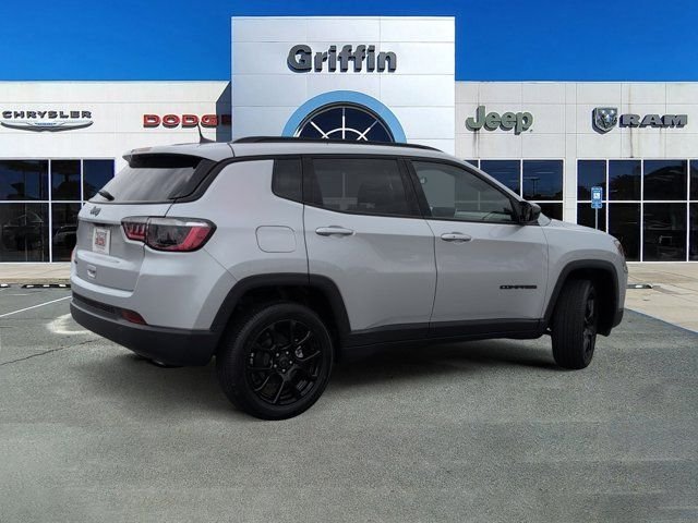 New 2026 Silver Zynith Metallic Clear-Coat Exterior Paint Jeep Latitude image 4