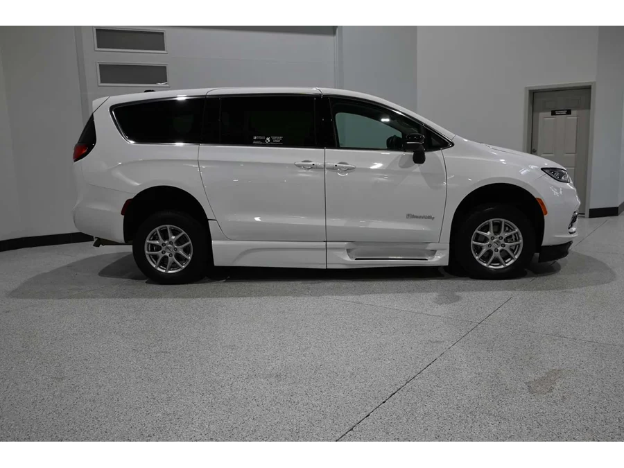 Used 2024 WHITE Chrysler Touring L Mobility Handicap Van image 5
