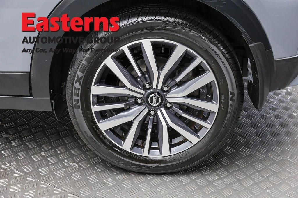 Used 2021 Gray Nissan SV image 8