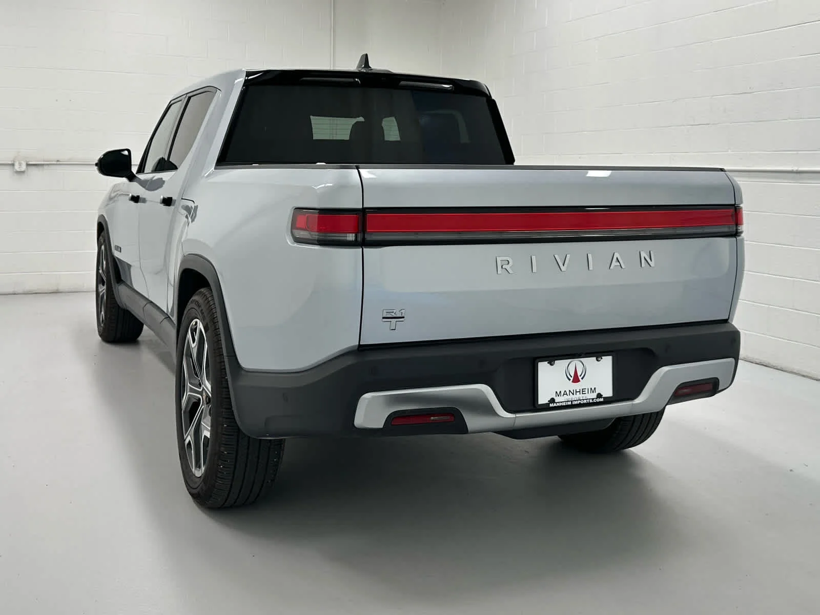 Used 2025 LA Silver Rivian Adventure image 8