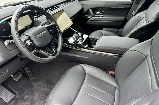 New 2026 Santorini Black Land Rover Dynamic SE image 9
