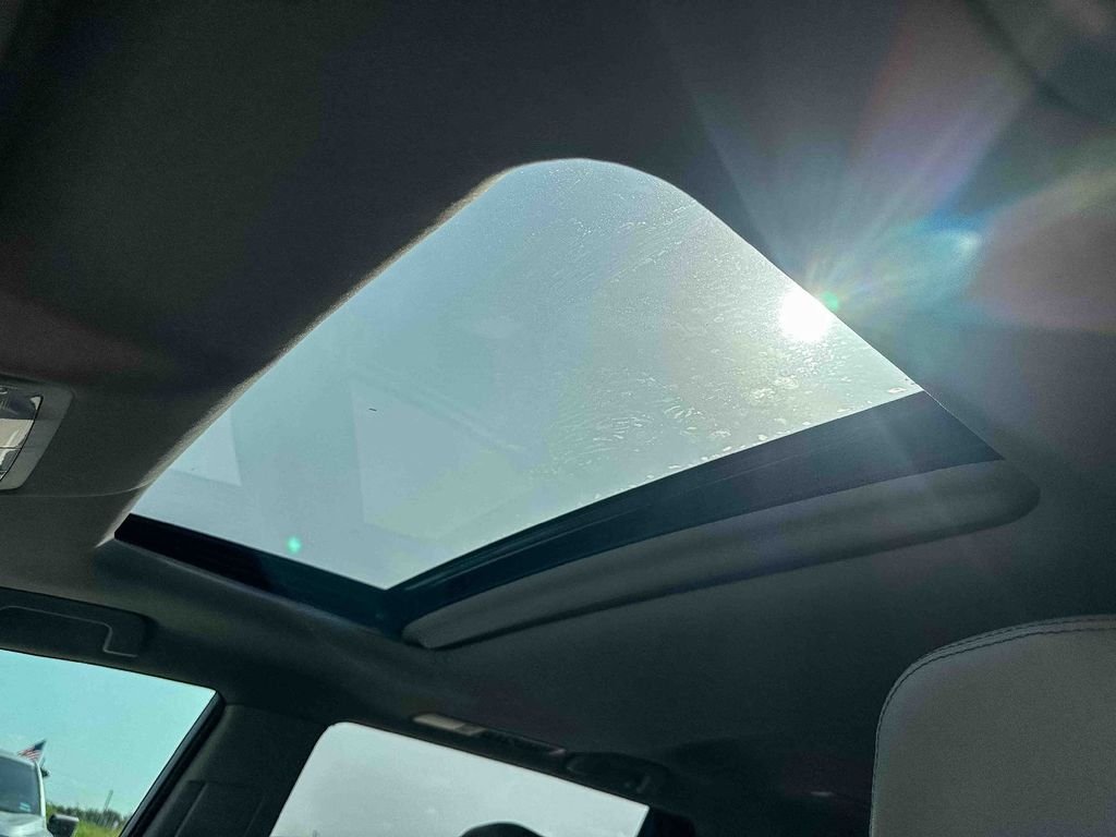 Used 2018 White Toyota XLE image 16
