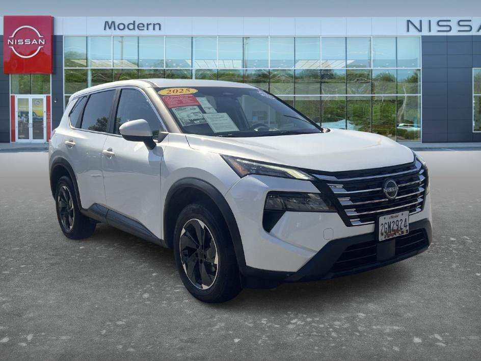 Used 2025 Everest White Pearl Nissan SV image 3