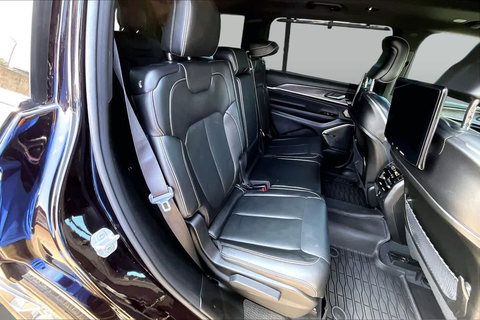 Certified Used 2023 Ember Pearlcoat Jeep Overland image 20