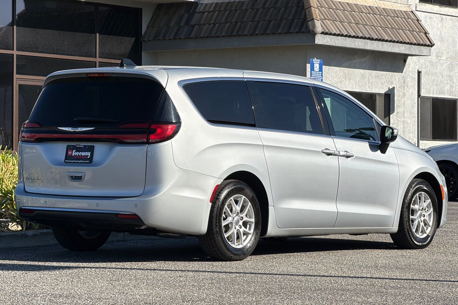 Used 2023 Silver Chrysler Touring L image 4