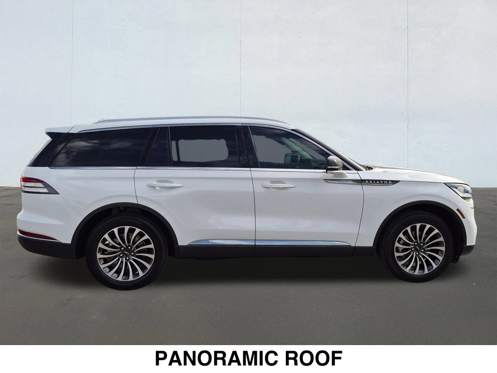 Used 2023 White Lincoln Reserve image 4