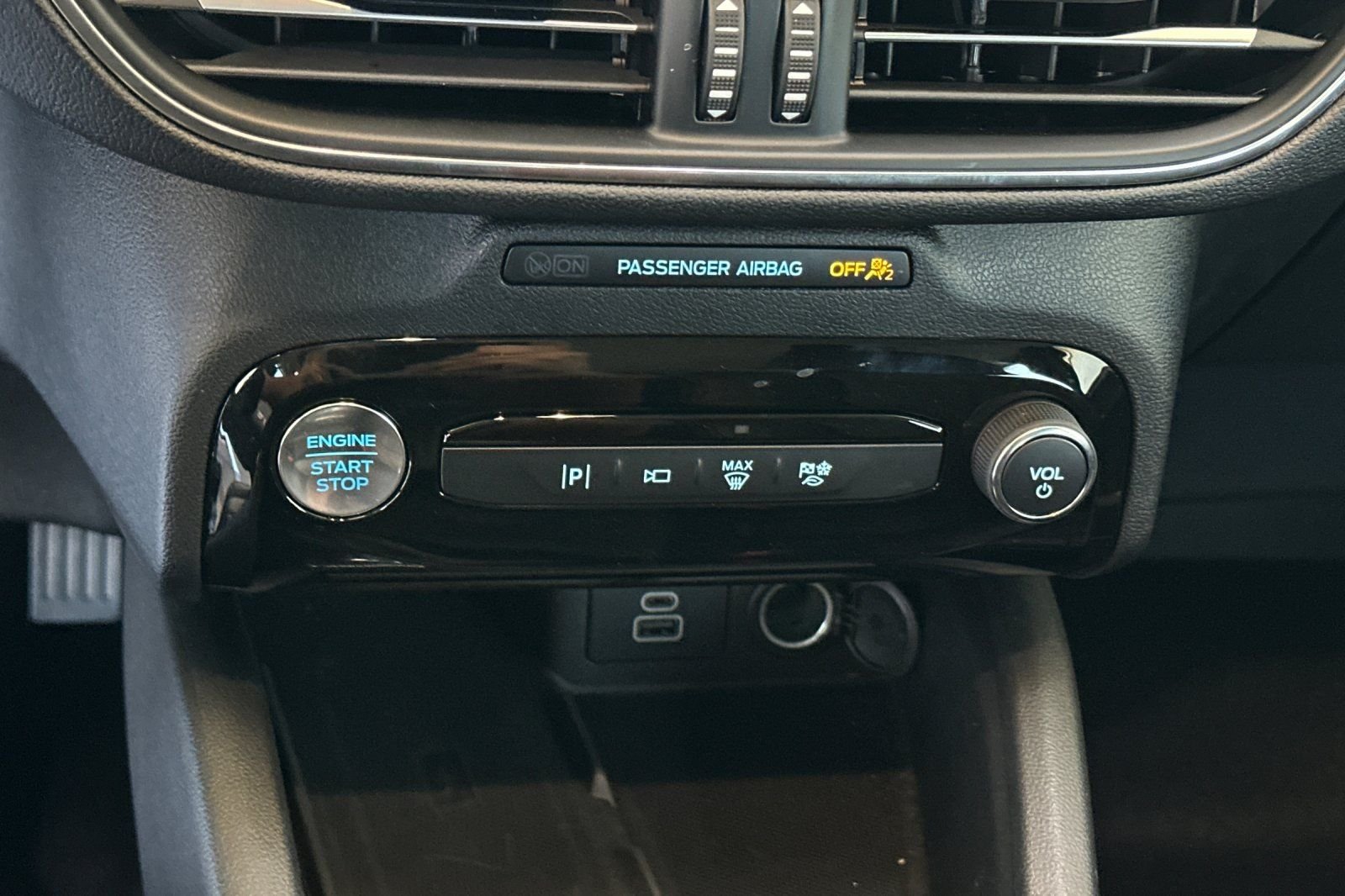 Used 2025 Silver Ford Platinum image 22