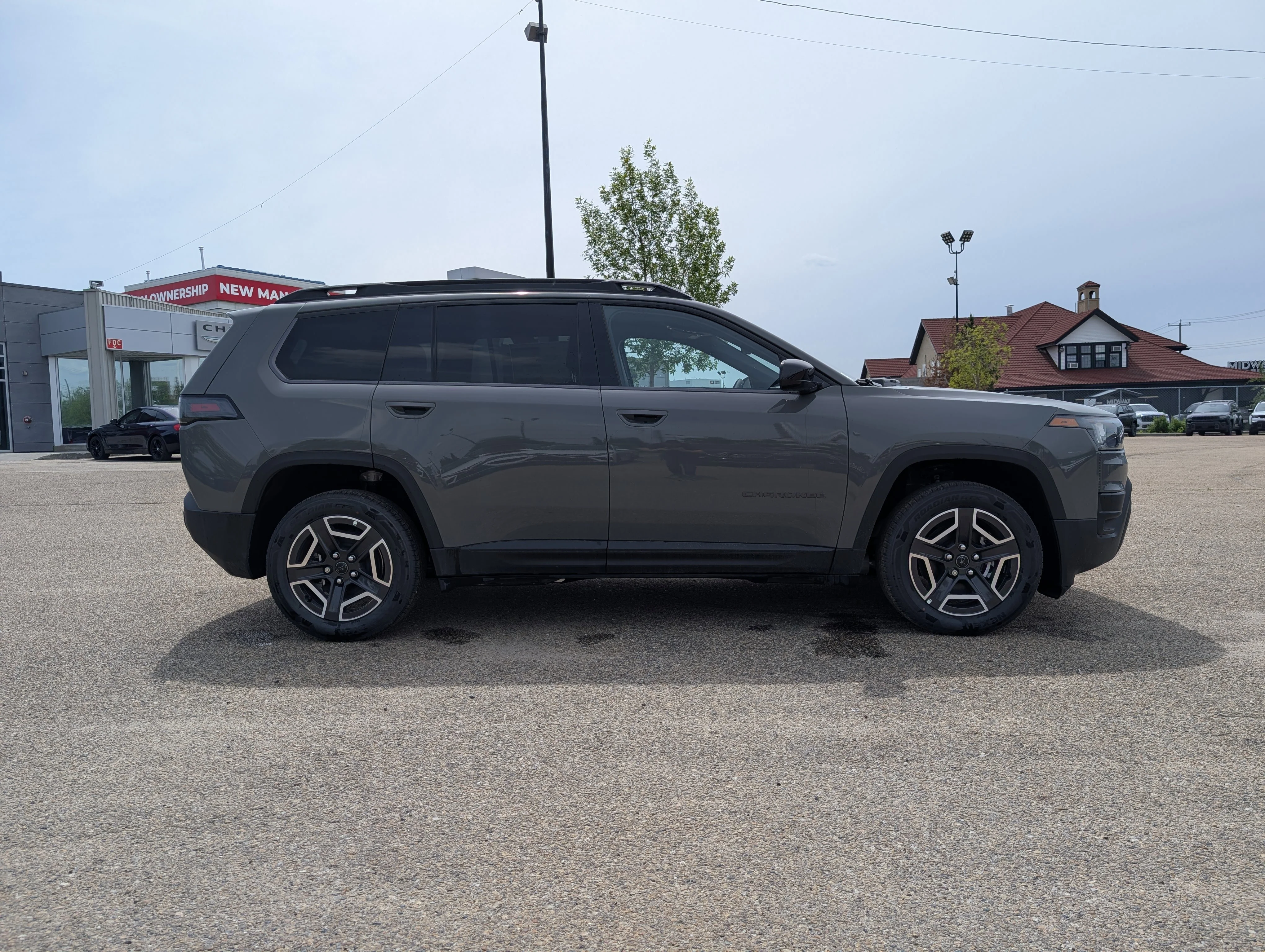 New 2026 Sting-Grey Jeep Laredo image 8