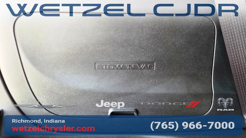 New 2027 Red Hot Pearl-Coat Exterior Paint Chrysler Limited image 11
