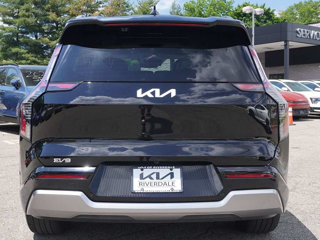 Used 2024 Black Kia Land image 16