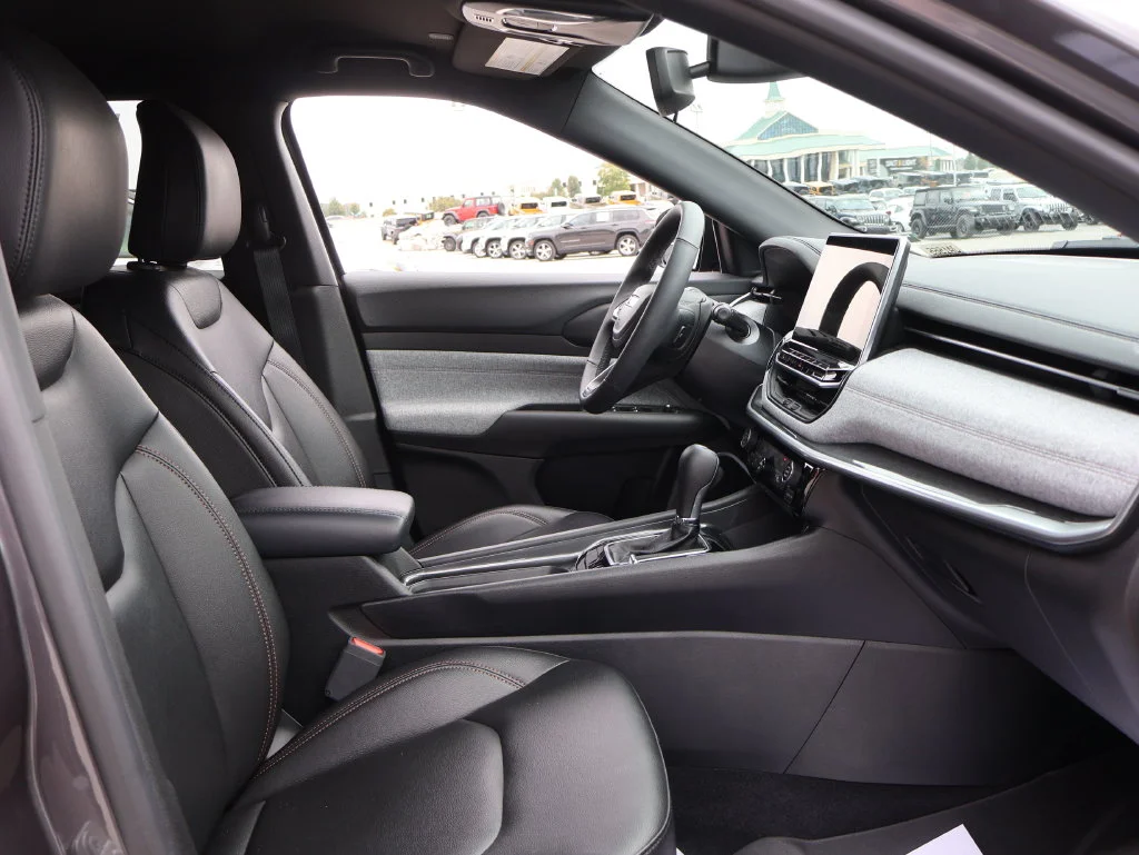 Used 2024 Gray Jeep Latitude Lux image 8